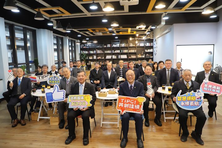 ▲臺灣港務公司基隆分公司舉辦「港區業者交流茶敘座談會」，董事長周永暉（前排右）及總經理王錦榮（前排左）親自出席與業者深度交流。　圖：臺灣港務公司基隆分公司／提供