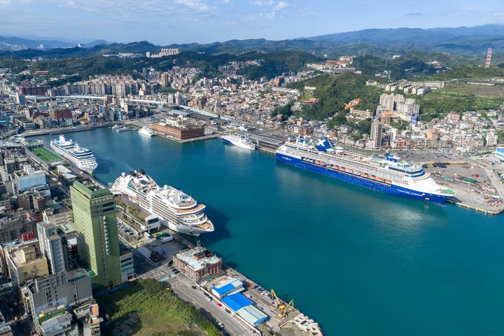 精緻遊輪「千禧號」靠泊西3碼頭（圖右），大洋郵輪「瑞佳塔號」及璽寶郵輪「璽寶安可號」分別靠泊東2、東4碼頭（圖左）。　圖：臺灣港務公司基隆分公司／提供