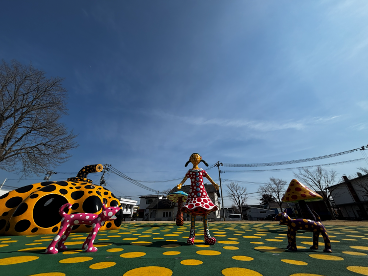 ▲草間彌生的戶外藝術作品《愛是永恆，在十和田唱歌》。　圖：向日遊／提供