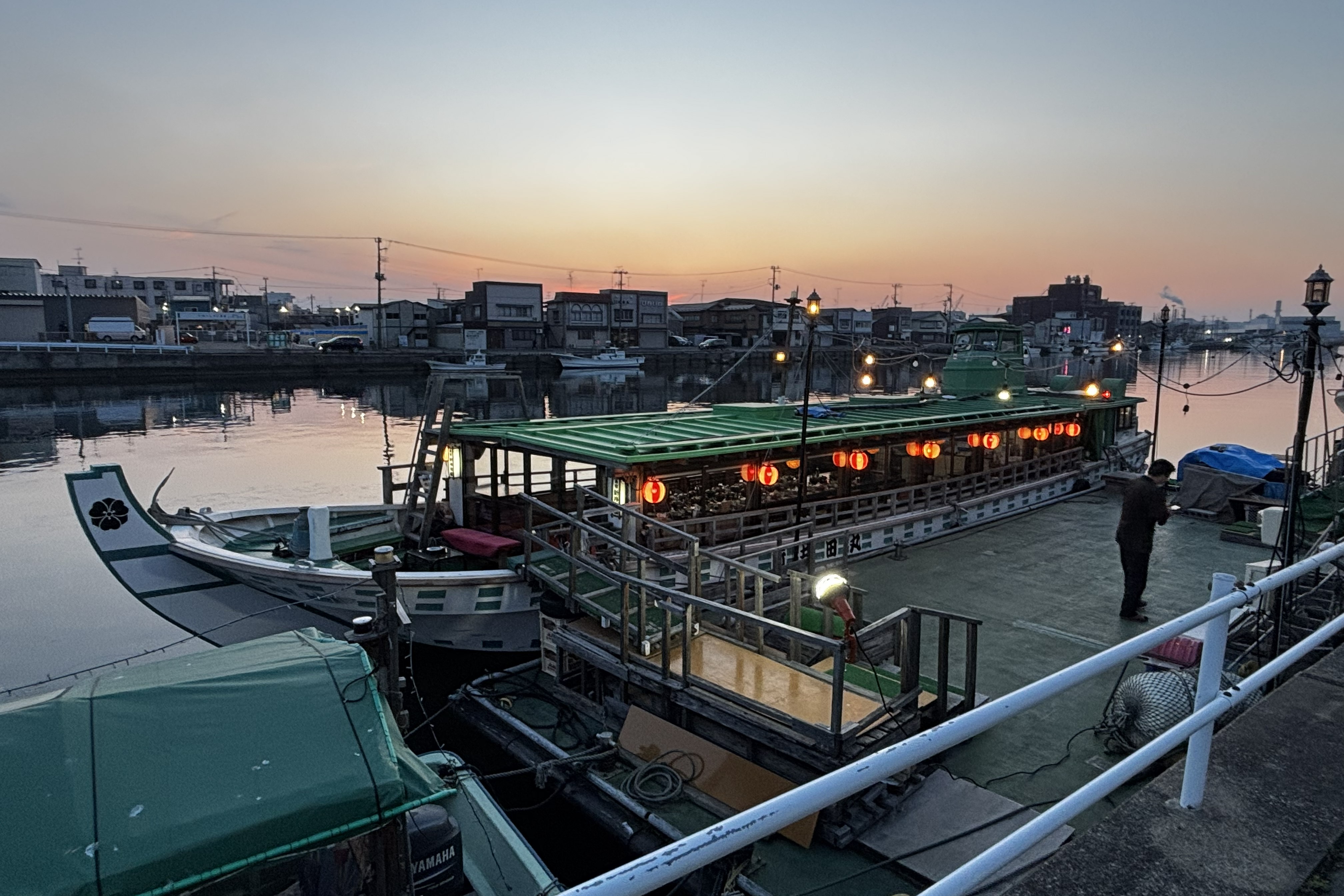 搭乘八戶屋形船自海面欣賞港灣景致、品味在地料理，享受舒適浪漫的青森之夜。　圖：向日遊／提供