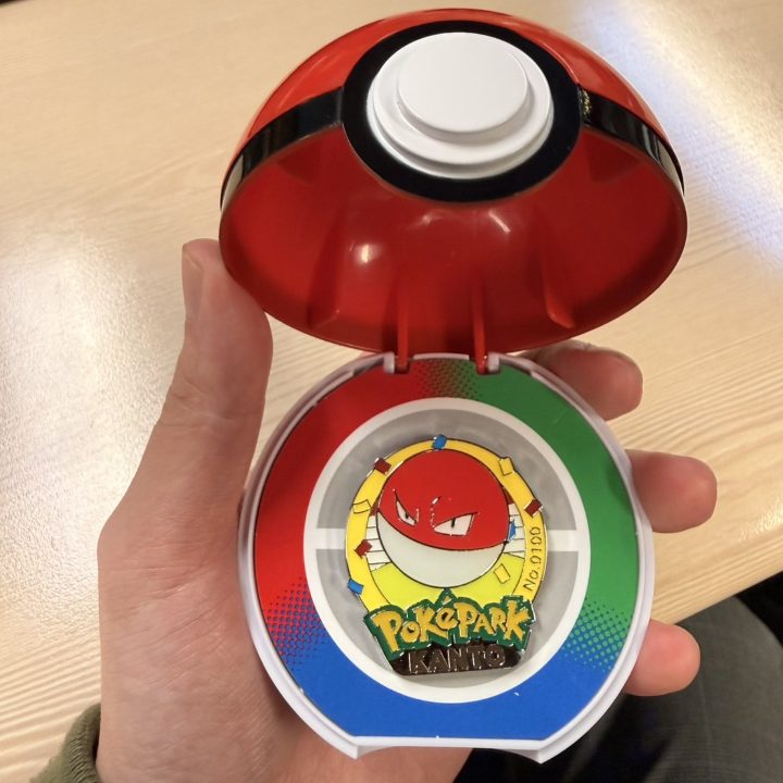  ▲寶可夢徽章可以隨機獲得出帶151圖鑑中的其中一款。　記者-游琮玄／攝影