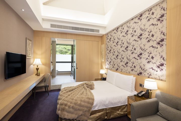 ▲天成逸旅-蝴蝶谷隱身於山林之中，融合自然與設計巧思的精緻客房，細膩呈現山居的靜謐與舒適，房內溫泉泡湯池盡享黃金湯洗禮。　圖：天成逸旅－蝴蝶谷／提供