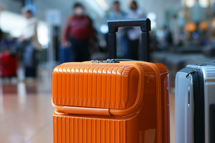 多數人在出國旅遊時會選擇隨身攜帶登機箱搭乘飛機。　圖：Photo AC／來源