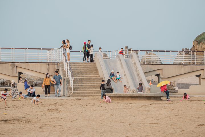 「留夏沙灘」讓孩子盡情玩耍。　圖：北海岸及觀音山國家風景區管理處／提供