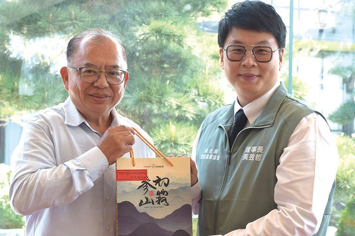▲參山風景區管理處處長曹忠猷（左）贈禮，恭賀彰化縣旅遊產業協會理事長黃昱哲（右）連任。　記者-歐彥君／攝