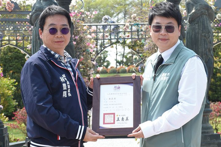 彰化縣城市暨觀光發展處副處長林豊翔（左）代表縣長王惠美頒發當選證書給彰化縣旅遊產業協會理事長黃昱哲（右）。　記者-歐彥君／攝 