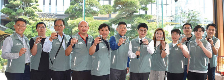 ▲彰化縣旅遊產業協會理事長黃昱哲（左7）率領理監事向貴賓致意。　記者-歐彥君／攝