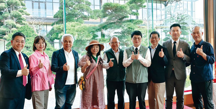 ▲（右起）旅行業經理人協會中部召集人劉旭晃、台中觀光旅館公會理事長姜文偉、台中市產業故事館發展協會理事長吳德利、彰化縣旅遊產業協會理事長黃昱哲、參山風景區管理處處長曹忠猷賢伉儷、台中市國際觀光發展協會理事長楊琮霖、旅行業經理人協會南部聯絡處召集人蔡旻珊、理事長葉庭林。　記者-歐彥君／攝