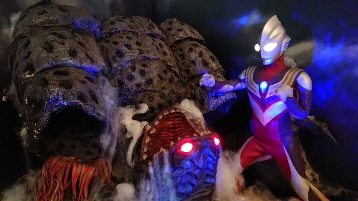 ▲第八區中展示超人迪卡與怪獸對抗的經典場景。© 円谷プロ　圖：京阪電鐵／提供