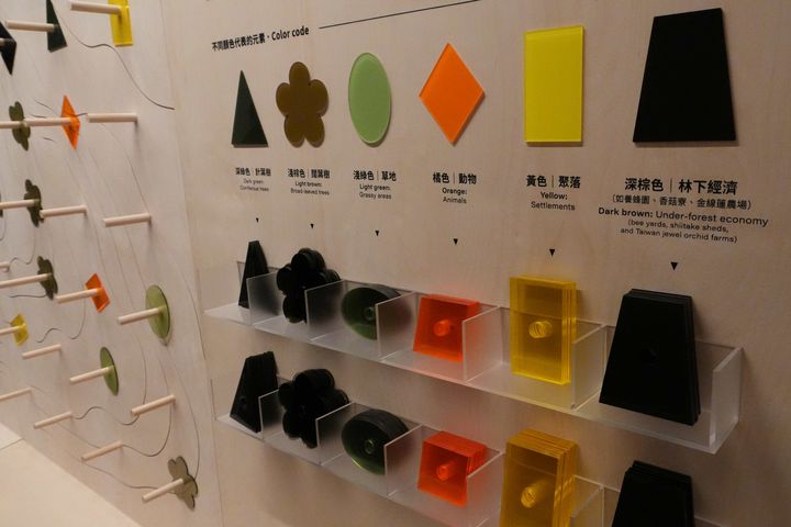 ▲套圈圈互動區「共同想像的未來森林」，觀眾可將象徵不同元素的壓克力片放置於等高線牆面。　圖：林業及自然保育署／提供