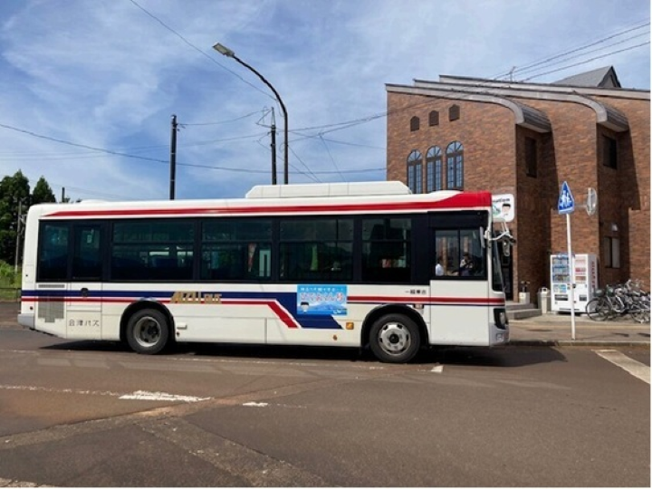 ▲「豬苗代櫻花周遊巴士」期間限定運行，串聯町內主要賞櫻名所，提升旅遊便利性。　圖：豬苗代觀光協會／提供