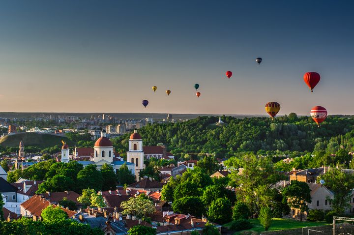▲維爾紐斯是少數舊城區能看見熱氣球緩緩升空的歐洲首都之一。　圖：Go Vilnius（© Andrius Pavelkas）／提供