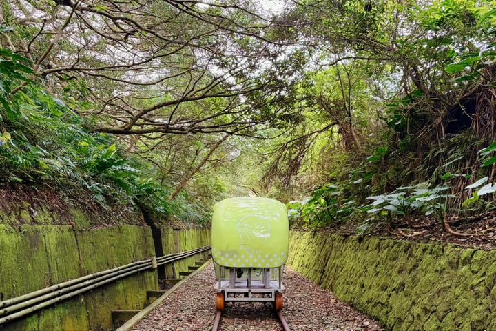 ▲可愛的河豚車穿梭在綠意盎然的鐵道廊帶中，展現出將廢棄軌道成功活化並帶動區域共好的核心價值。　圖：新北市政府觀光旅遊局／提供