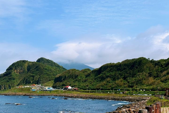 全臺最美海岸線旁的「深澳鐵道自行車」於4.5 月週末迎來「鐵道．海．故事」環保市集，邀請遊客在依山傍海的絕景草地上享受永續生活時光。　圖：新北市政府觀光旅遊局／提供