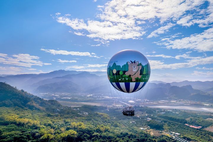 ▲入住力麗哲園飯店，親子限量加碼贈送優惠卡，享薰衣草森林南投九九峰園區「兩人同行、一人免費」入園，還可加購全台唯一繫留式氦氣球體驗。　圖：力麗觀光／提供