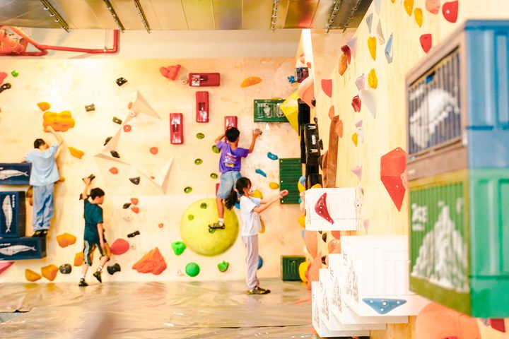 入住力麗觀光日月潭旗下飯店，至「半山夢工廠」享最高4人免費入園，並可優惠體驗攀岩與抱石設施。　圖：力麗觀光／提供