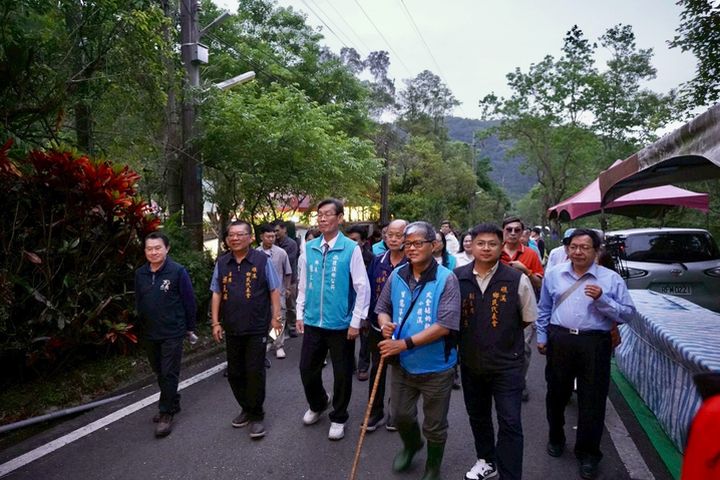 ▲媒體踩線團透過解說人員實地走訪賞螢路線，在導覽解說下引導民眾親近自然。　圖：礁溪鄉公所／提供