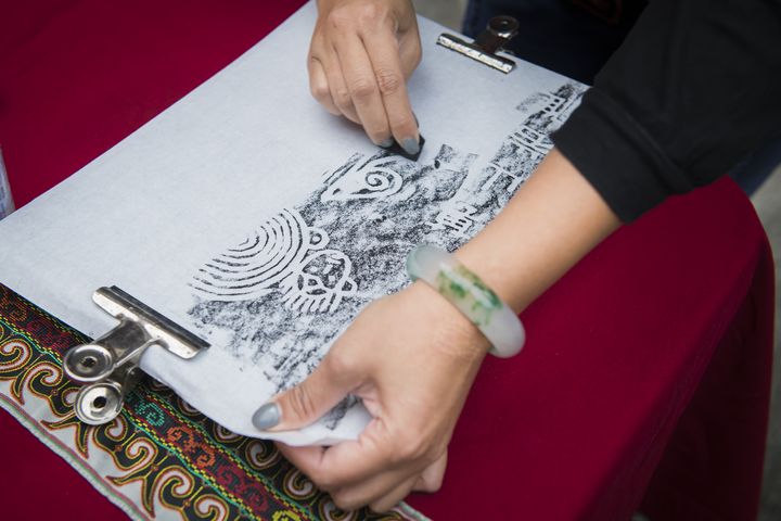 ▲「識山林」－萬山部落岩雕拓印DIY帶領民眾刻劃遺落在山雲間的岩雕記憶。　圖：茂林國家風景區管理處／提供