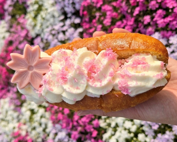 ▲現炸的麵包夾著冰淇淋是來這裡必吃的甜點。　圖：富士急行／提供