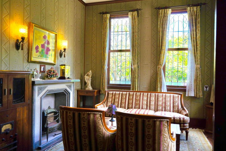 ▲山本亭的「鳳凰之間」為西式風格空間，室內設有大理石壁爐、復古沙發與彩繪玻璃窗。　圖：東京觀光事務所臺灣辦事處／提供