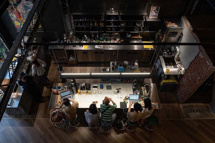 在宛如深黑色鐵工廠的「往前咖啡製作所」，享受咖啡、甜點。　圖：嘉義市觀光旅遊網（IG @forward_roasters @uj_eat__）／提供