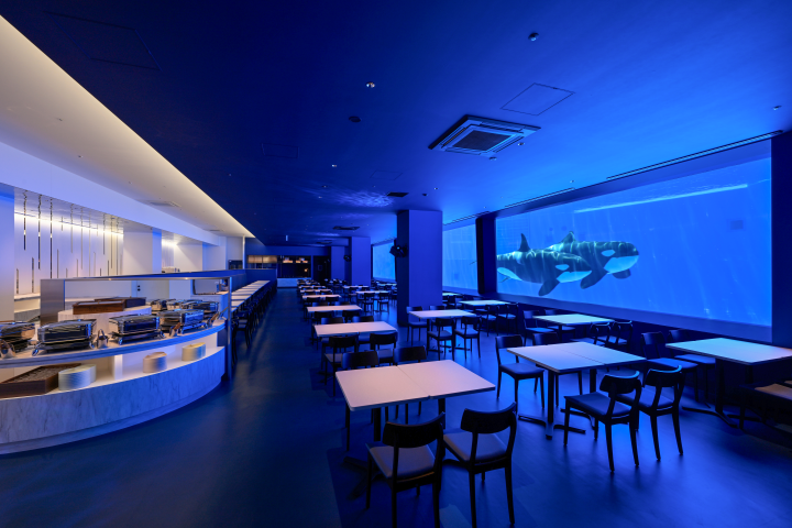  館內自助餐廳「BLUE OCEAN」內可以和虎鯨一同共食。　圖：向日遊／提供