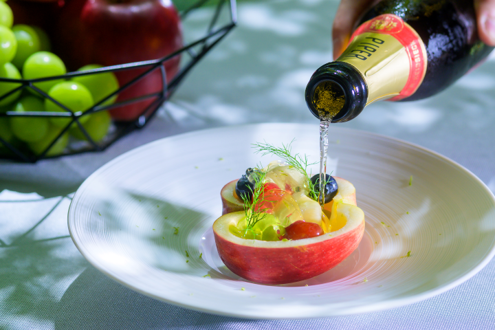  ▲可以依個人喜好，將香檳直接倒入以蘋果等新鮮水果製成的「法式水果果凍」中一同享用。【※ 禁止酒駕；未滿十八歲禁止飲酒。】　圖：星野集團／提供