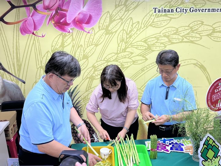 ▲削蘆筍示範。　圖：台南市政府／提供