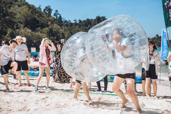 ▲人體氣球碰碰樂常讓遊客玩到樂不思蜀。　圖：永信旅遊／提供