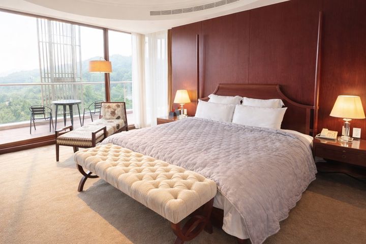 ▲「首席套房」起居空間，寬敞舒適與無敵山景視野，迎來大塔山的雄偉壯麗與眠月線的遺世獨立感，如詩如畫如置身仙境般。　圖：阿里山賓館／提供