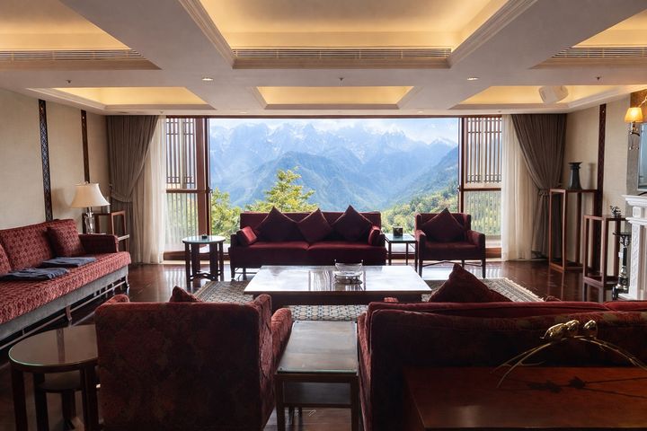 ▲尊爵套房60坪大氣格局，景觀客廳無遮蔽遼闊視野，壯麗的大塔山綠意映入眼簾，猶如一幅天然畫作。　圖：阿里山賓館／提供