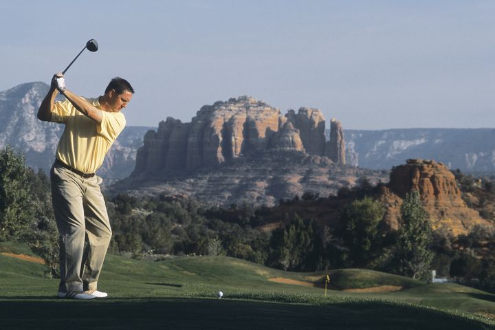 ▲體驗「塞多納」紅岩景觀環繞下的揮桿樂趣。　圖：亞利桑那旅遊局／提供
