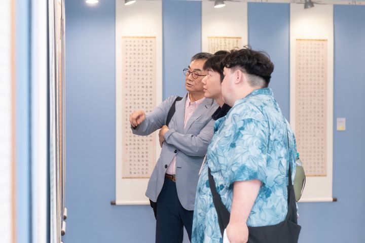 ▲開幕式後本屆評審委員蕭世瓊教授對本屆獲獎者作品給予點評。　圖：社團法人中華翰維文化推廣協會／提供