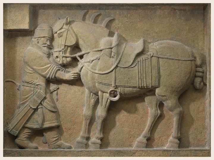 ▲昭陵六駿「颯露紫」：為李世民在邙山和王世充作戰時的坐騎。石刻描繪軍官丘行恭俯首拔箭姿態。六駿中的「颯露紫」、「拳毛騧」於1914年流失海外，現存美國賓州大學。　圖：社團法人中華翰維文化推廣協會／提供