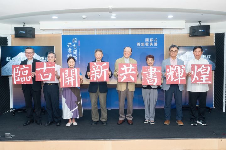 主辦單位邀請八位貴賓進行啟動儀式。　圖：社團法人中華翰維文化推廣協會／提供 