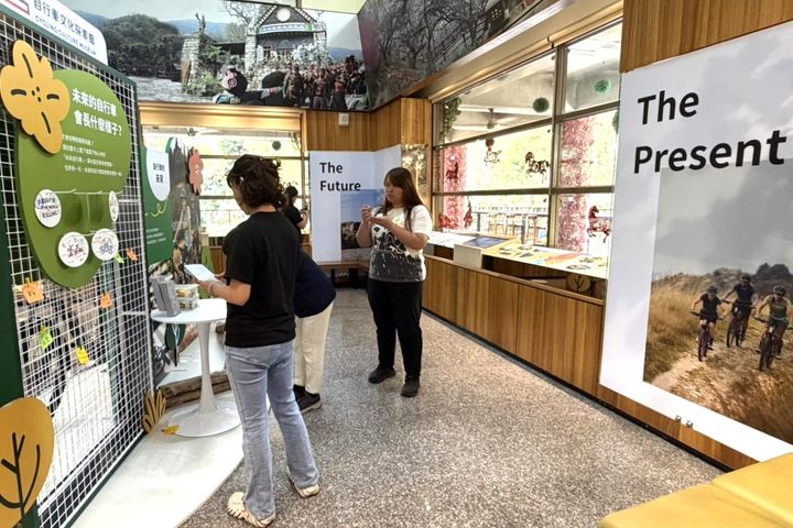 ▲遊客熱情參與展區互動，透過圖像與文字苗會對未來移動的想像，讓每份創意都成為未來騎行生活的靈感起點。　圖：茂林國家風景區管理處／提供