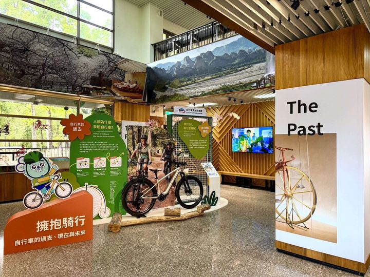 ▲展區現場陳列現代電動輔助自行車（E-Bike），呈現自行車如何從單純的移動工具，轉變為現代人低碳生活與永續旅遊的重要選擇。　圖：茂林國家風景區管理處／提供