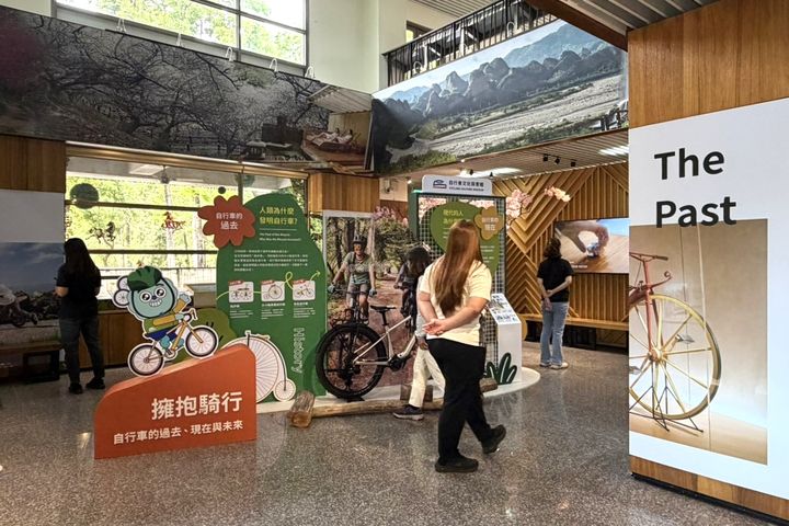 ▲展覽以「過去、現在、未來」三大主軸鋪陳，帶領民眾穿越時光，一窺自行車兩百年來的演進脈絡。　圖：茂林國家風景區管理處／提供