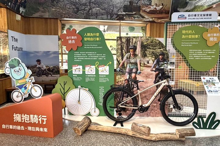 交通部觀光署茂管處攜手自行車文化探索館，於新威遊客中心盛大推出「擁抱騎行－自行車的過去、現在與未來」主題展。　圖：茂林國家風景區管理處／提供