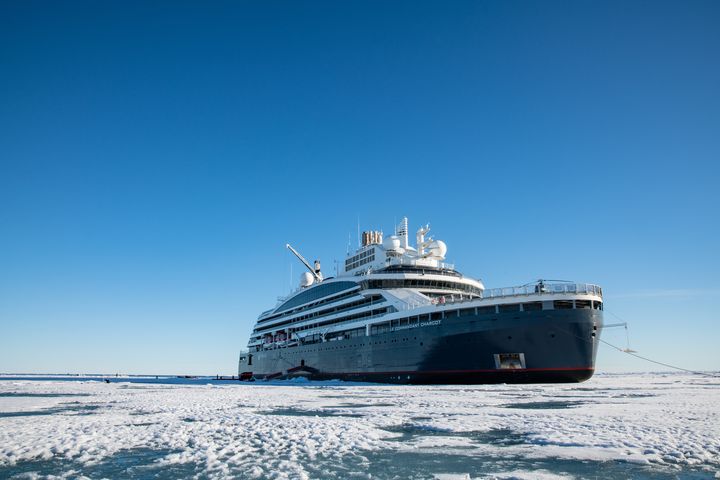 ▲「指揮官夏古號」為全球第一艘具有極地破冰能力，同時配備七星級奢華旅宿的郵輪。　圖：太平洋旅行社／提供