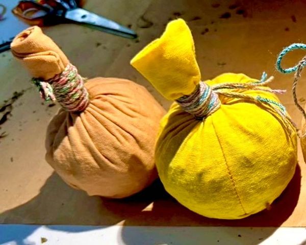 ▲利用各式台灣植材製作香氣四溢的藥草球。 圖:臺北市政府工務局公園處/提供