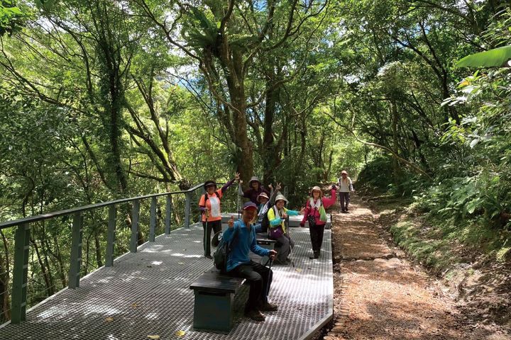 「新北市平溪嶺腳寮－望古觀瀑步道亮點環境營造計畫工程」結合既有喬木與透水耐候材質及菱形格網設計，保留生態並提升環境美感。　圖：新北市政府觀光旅遊局／提供 