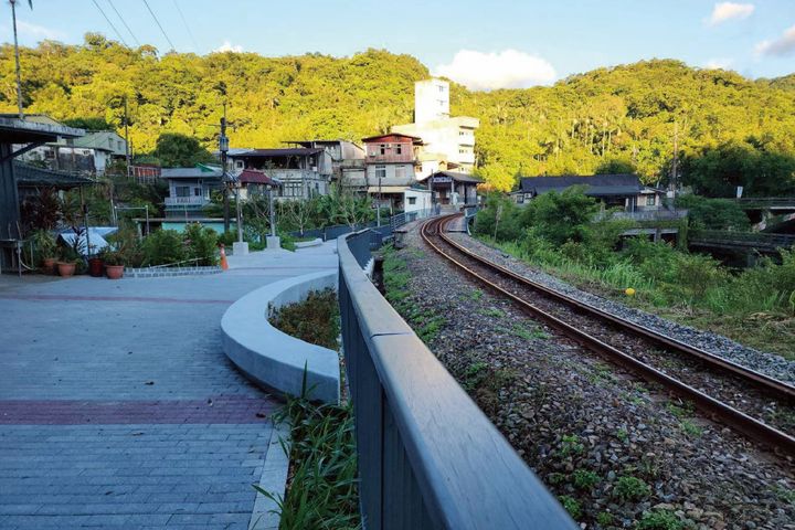 ▲嶺腳廣場-順應鐵道曲率營造線性景觀、透水磚兼顧排水、人本、低維管。　圖：新北市政府觀光旅遊局／提供