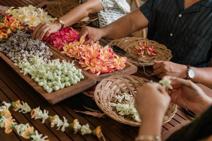 ▲在夏威夷一起做花環是凝結感情的活動之一。　圖：夏威夷旅遊局／提供