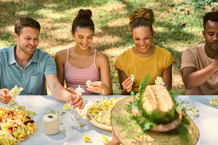 ▲花環節時在卡皮歐拉尼公園（Kapiʻolani Park）有免費花環手作體驗。　圖：夏威夷旅遊局／提供