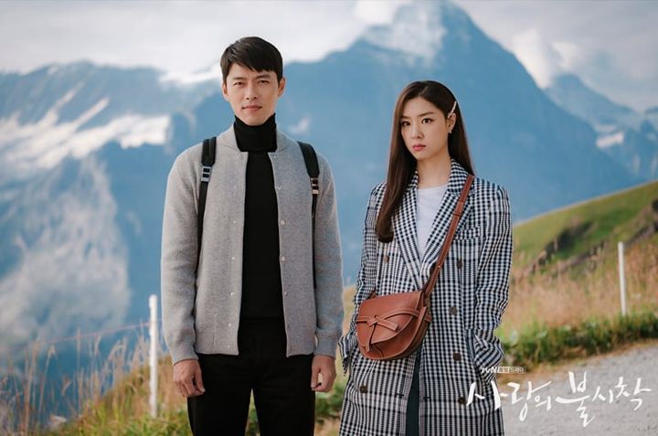 ▲《愛的迫降》孫藝真幫玄彬、徐智慧拍攝合照的地點即格林德瓦費爾斯特（Grindelwald-First）。　圖：TVN《愛的迫降》／來源