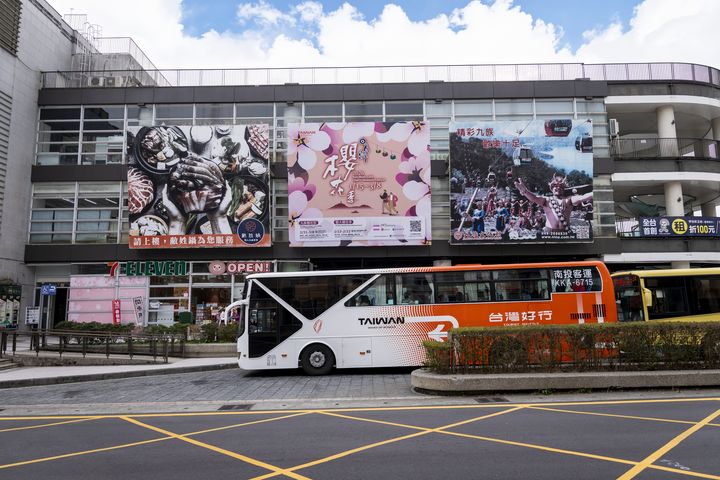 「日月潭環湖線」從水社綜合商場出發，帶您輕鬆遊覽日月潭。　圖：日月潭國家風景區管理處／提供