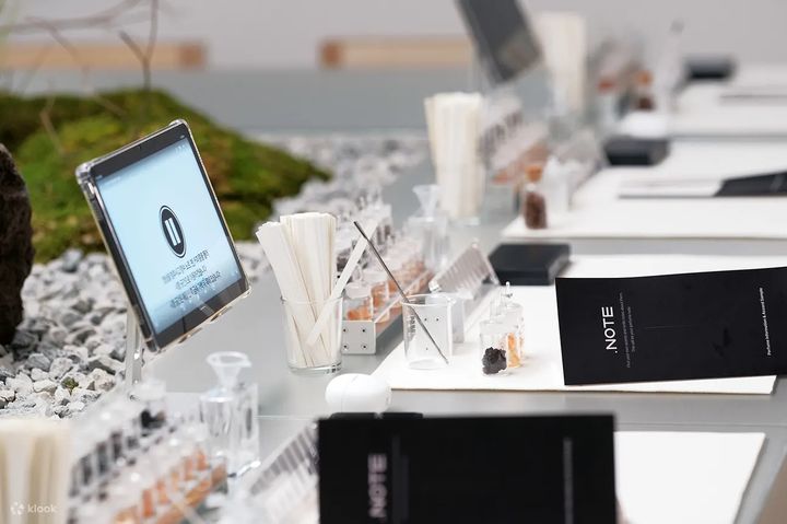 ▲旅客可以依照自己的喜好調配50毫升專屬香水。　圖：Klook／提供