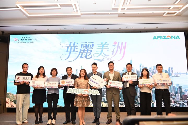 ▲（左5起）亞利桑那旅遊局台灣代表處處長蔡璧如、華航台灣地區行銷協理宋道明與「華麗美洲」PAK合影。　記者-王政／攝