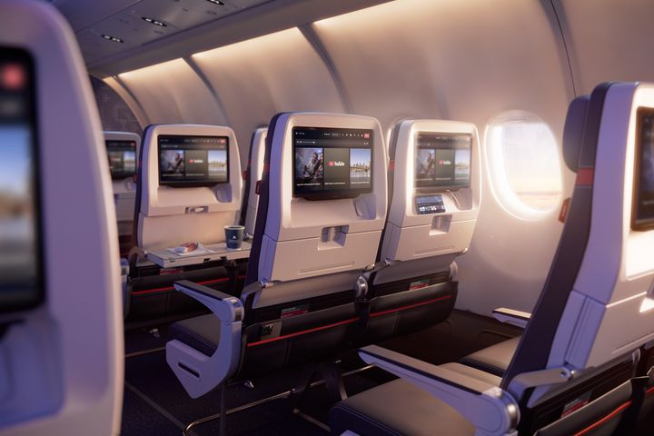 ▲「達美優悅經濟艙」（Delta Comfort）與「達美經濟艙」（Delta Main）全新座椅設計，配備專屬置物層與理線空間，方便收納個人電子設備，並搭載約13吋4K螢幕。　圖：達美航空／提供